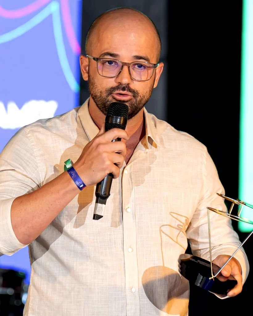 Allan Oliveira, CEO e diretor de criação da V360, no palco de uma premiação