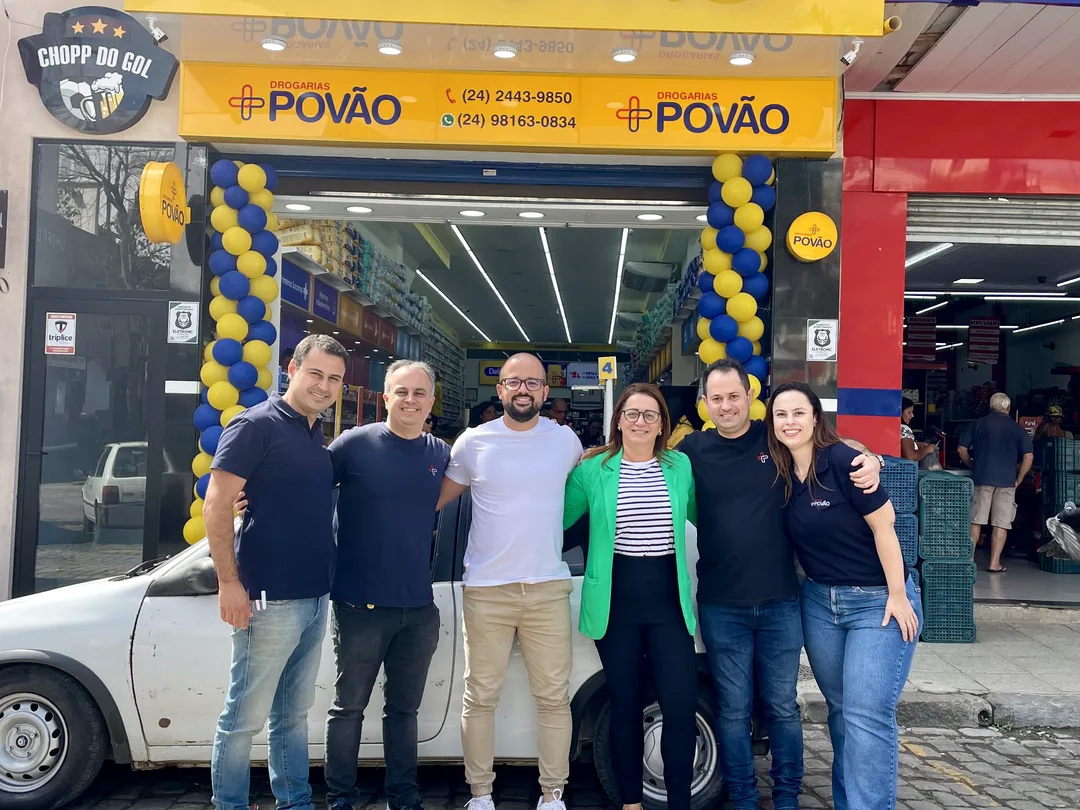 Os sócios das Drogarias Povão em frente a uma das lojas da rede