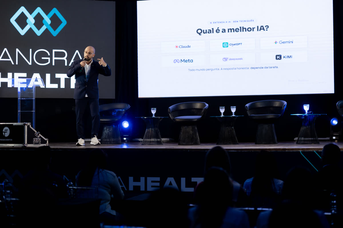 Allan Oliveira no palco do III Simpósio Angra Health, em Angra dos Reis